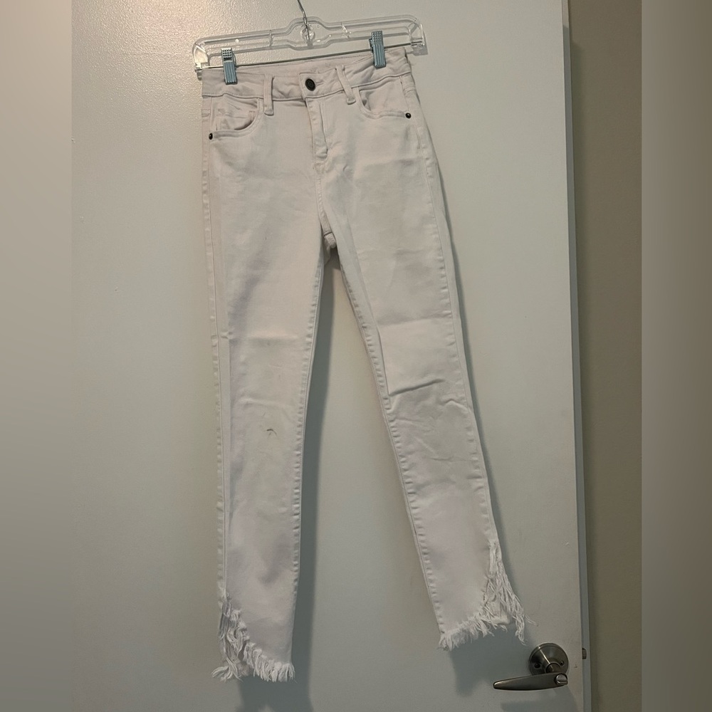 White jeans with fringed bottoms